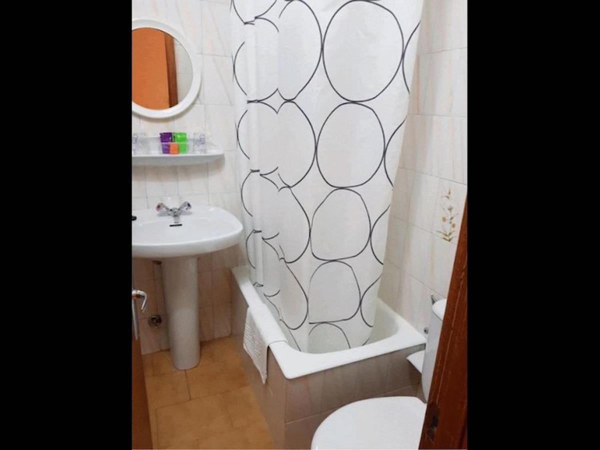 Room In Lodge - Double And Single Room - Pension Oria 2 Luarca Εξωτερικό φωτογραφία